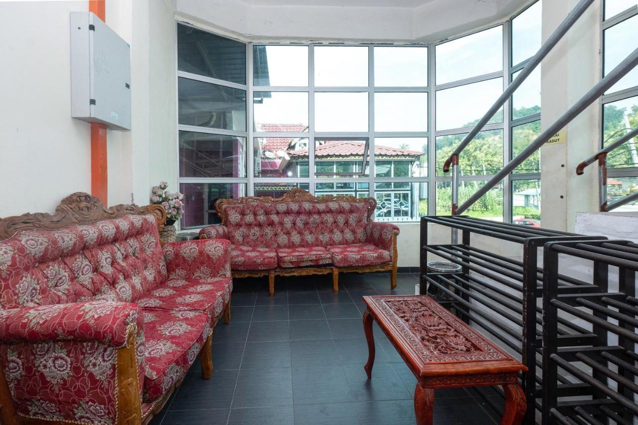 Oyo 89984 Noris Wang Homestay Lumut Exterior photo