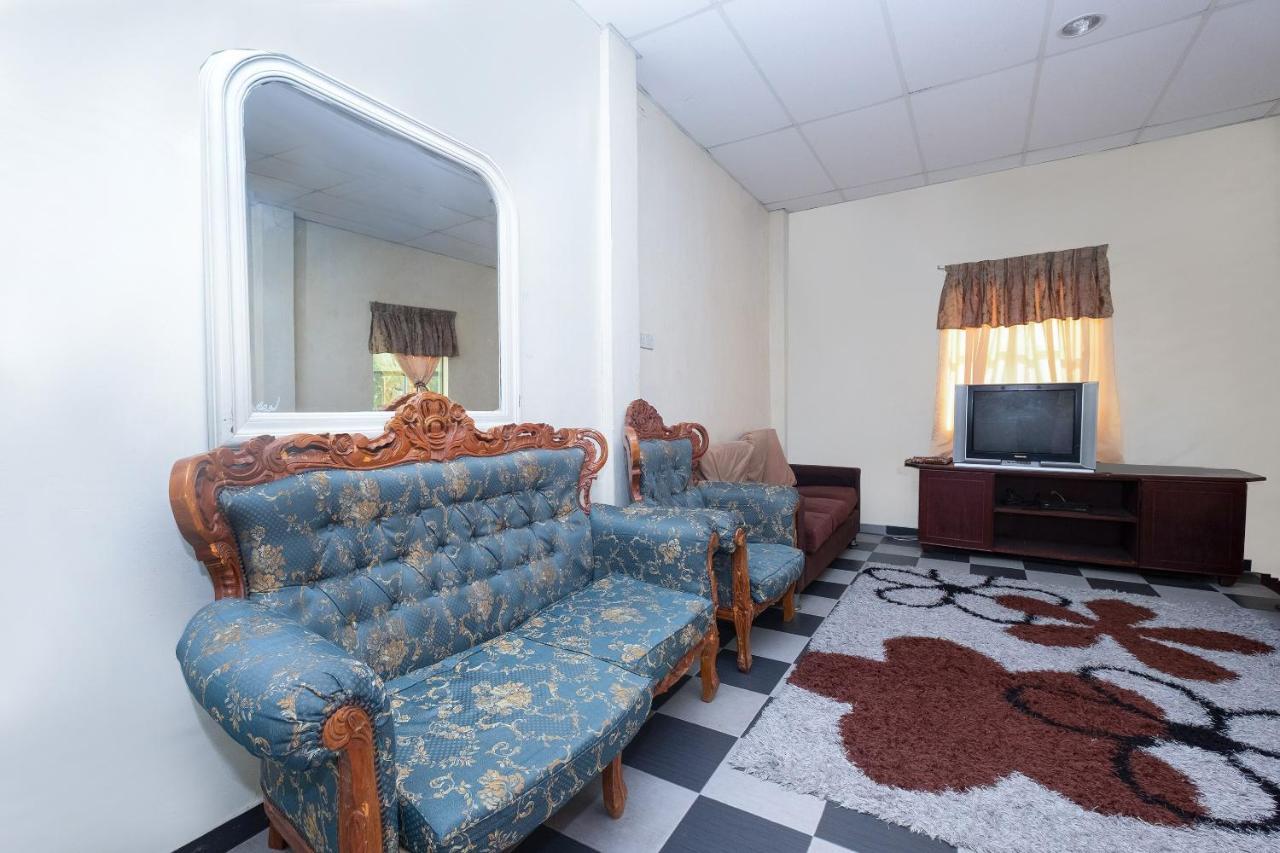 Oyo 89984 Noris Wang Homestay Lumut Exterior photo