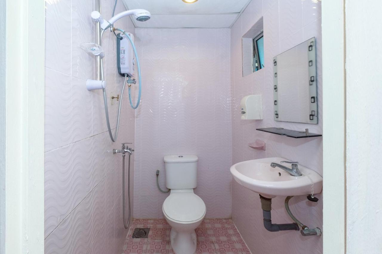 Oyo 89984 Noris Wang Homestay Lumut Exterior photo
